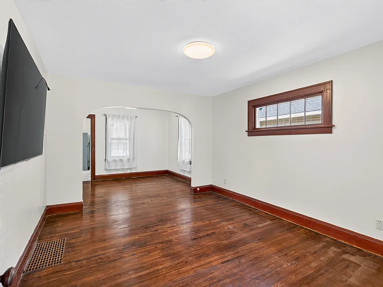 421 Goodhue St — Photo 3