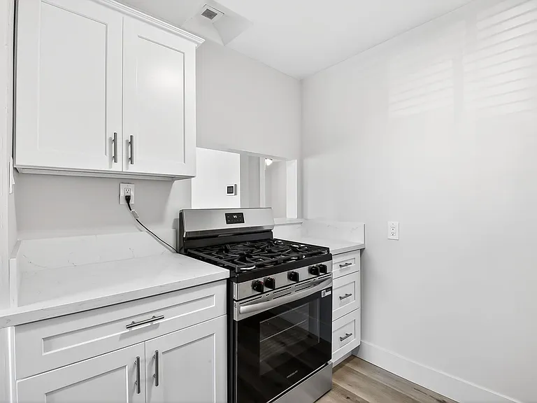 409-415 South Harris Ave — Photo 6