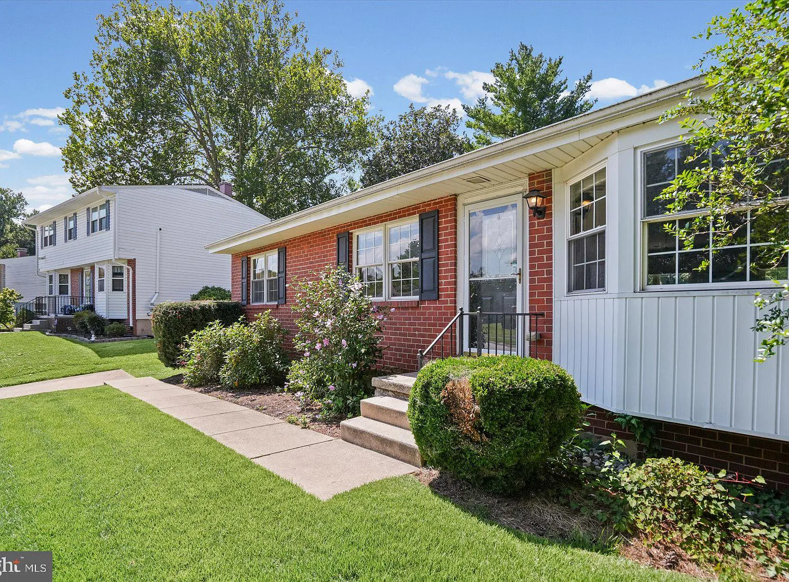4 bed, 3.0 bath, 2324 sqft, $3,400 — Photo 3