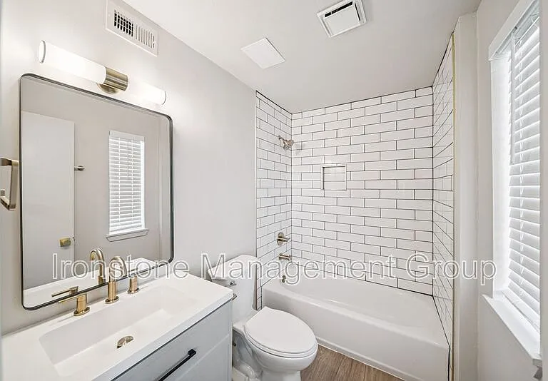 109 S 9th St #206 — Photo 8