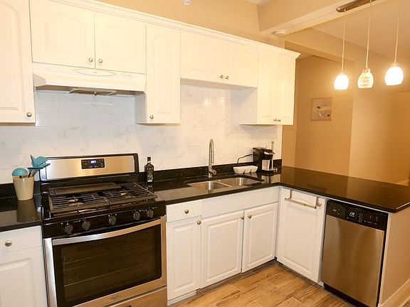 3rd image of 1134 W Oakdale Ave #2REAR
