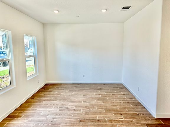 4th image of 843 Ponderosa Way W