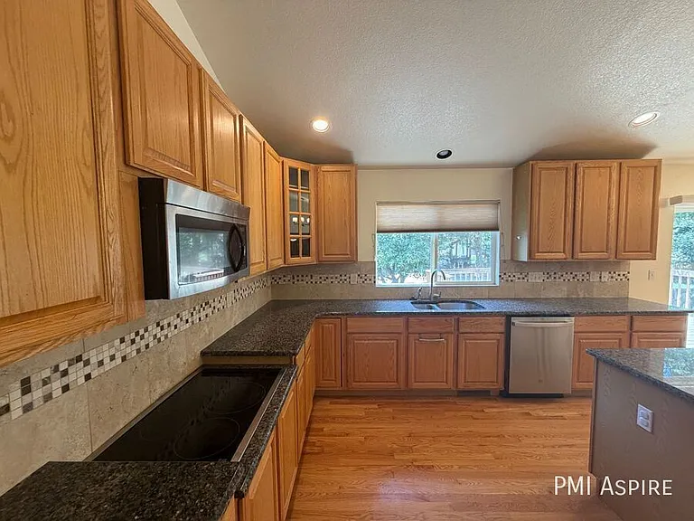 1424 Wildrose Dr — Photo 6