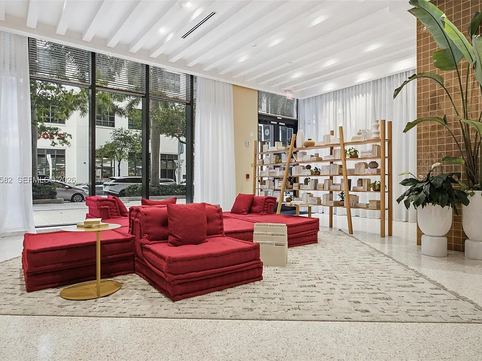 90 NE 32nd St #616
