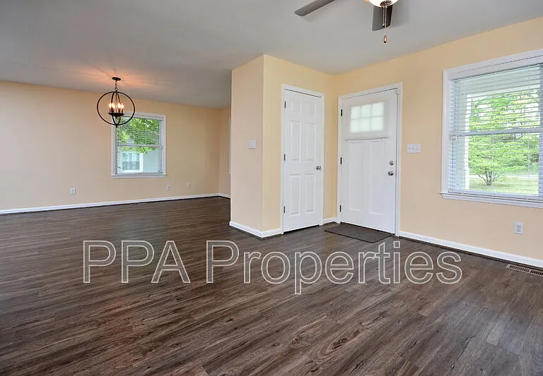 2408 Francis St — Photo 3