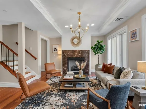31 Cambridge Way, Weehawken, NJ 07086