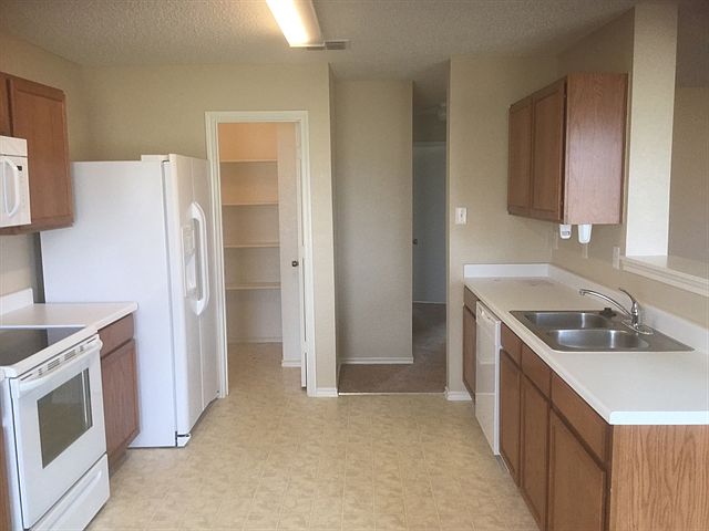 2nd image of 1423 Queen Annes Dr #00