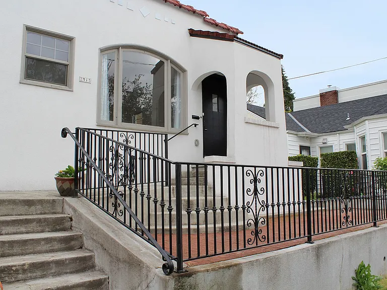 Gorgeous Remodeled Belmont 1 Bedroom with Garage! — Photo 4