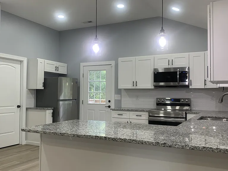 1013 Elm St — Photo 5