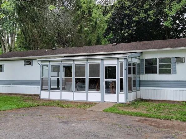 15 Lakewood Vlg, Medina, NY 14103