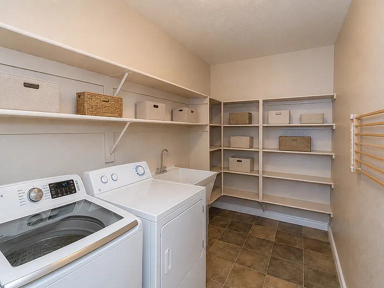 465 W Midland Ln — Photo 21
