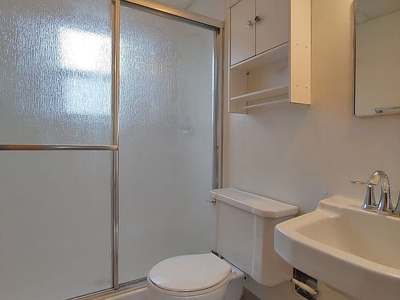 5th image of 1000 Stephens Ave APT 1