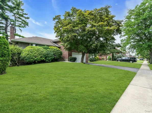 31 Bellwood Drive, New Hyde Park, NY 11040