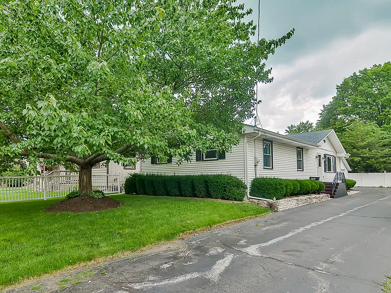302 Merrill Ave — Photo 4