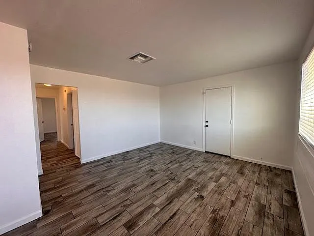 812 Lillian Dr — Photo 2