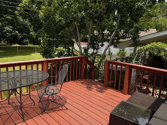4th image of 302 Maple St