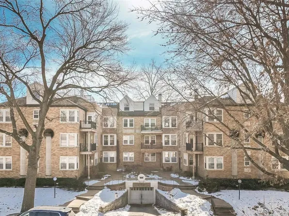 7532 York Dr APT 1E, Saint Louis, MO 63105