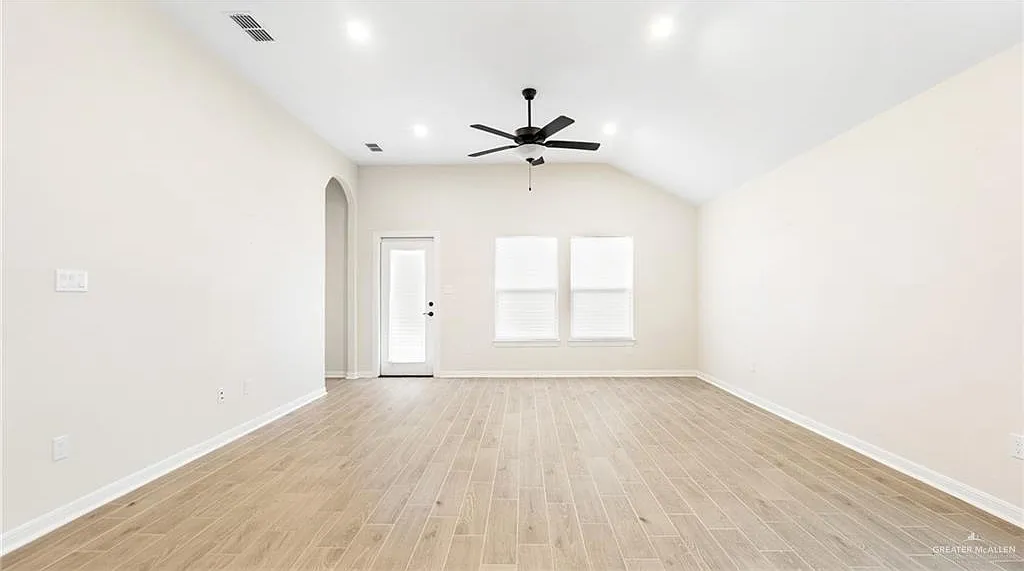 3 bed, 2.0 bath, 1485 sqft, $2,000 — Photo 2