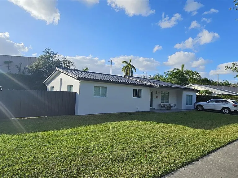 10900 SW 107th Ave — Photo 3
