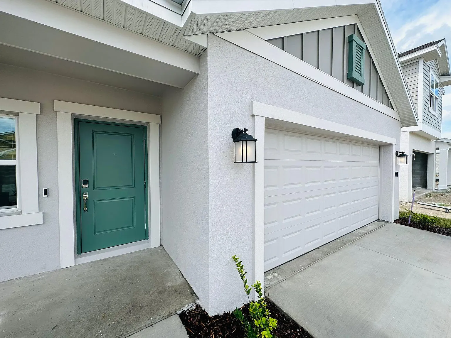 4 bed, 2.5 bath, 2370 sqft, $2,245 — Photo 2