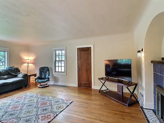 5th image of 221 Gray St