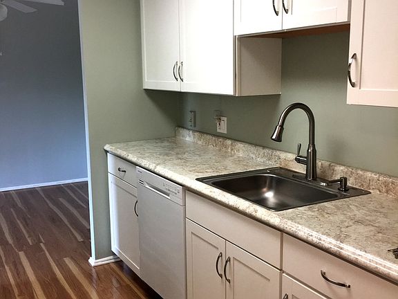 4th image of 840 Wellington Ave Unit 201
