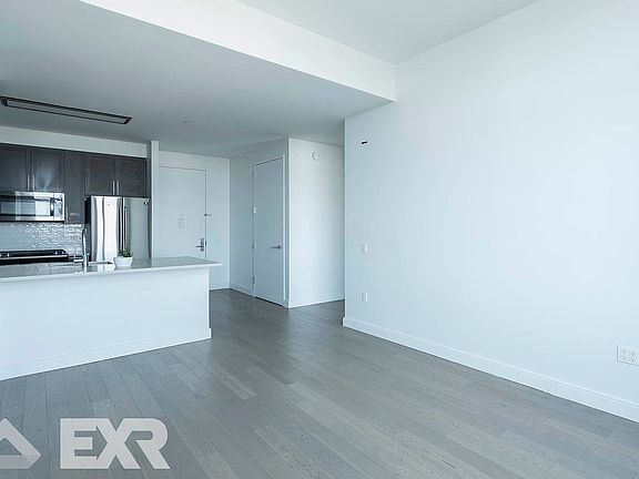 3rd image of 15209 88th Ave APT 502