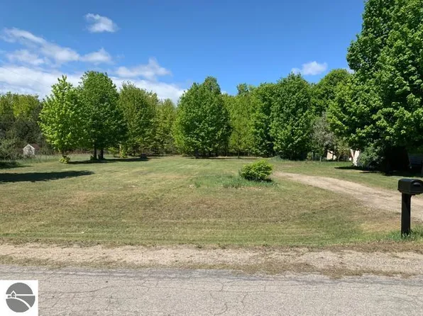 2040 W Needle Dr, Traverse City, MI 49685