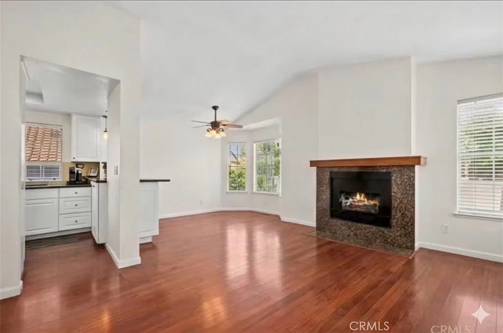 2 bed, 900 sqft, $3,100 — Photo 3