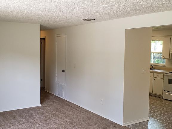 4th image of 215 Evergreen Ln
