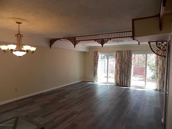 4th image of 12 Foxwood Ct
