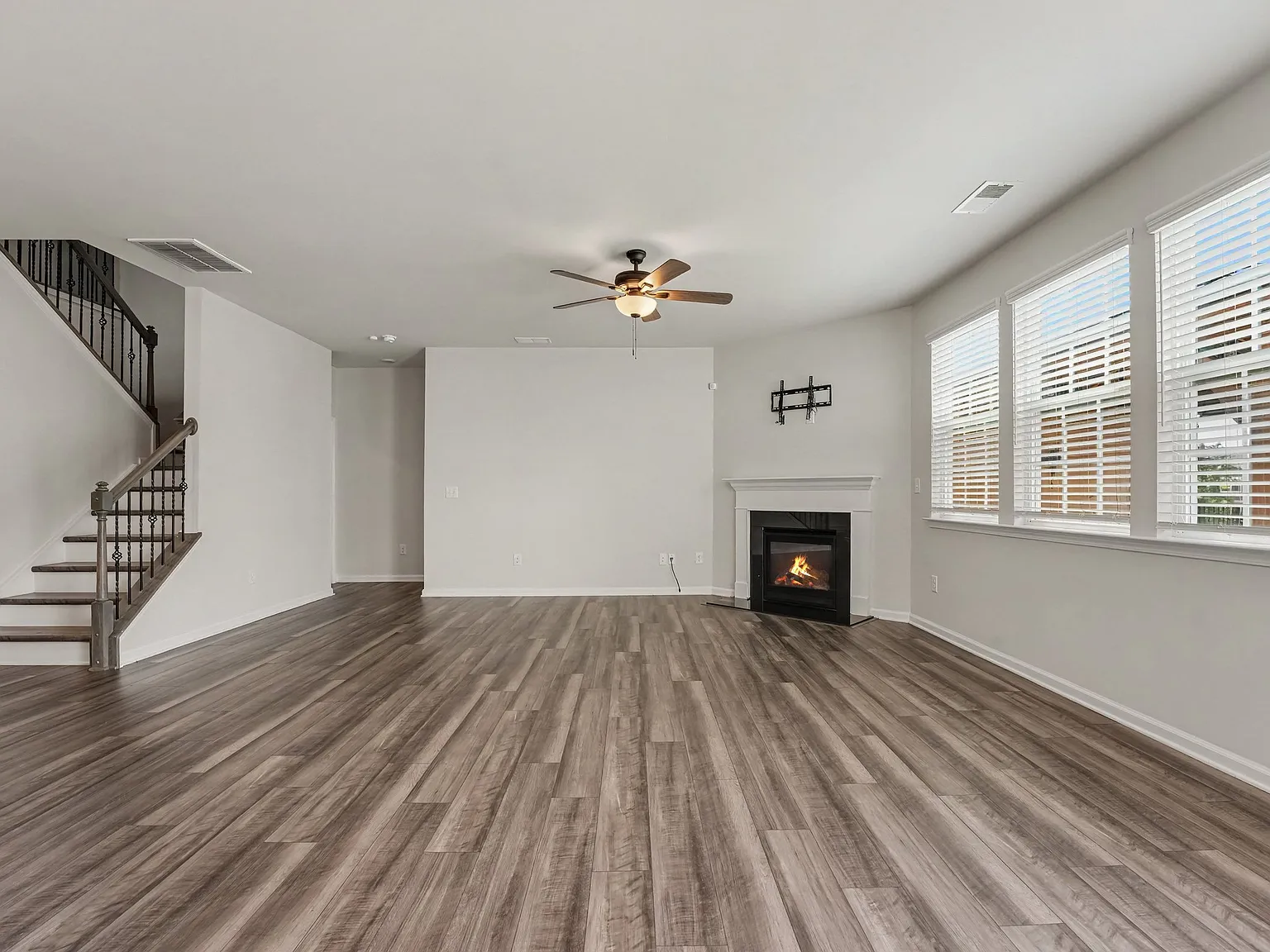 214 Kennerly Center Dr — Photo 4