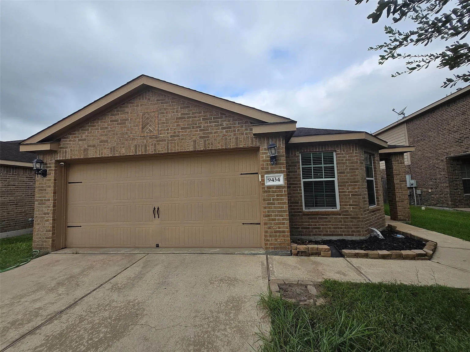 4 bed, 2.0 bath, 1879 sqft, $2,150 — Photo 1