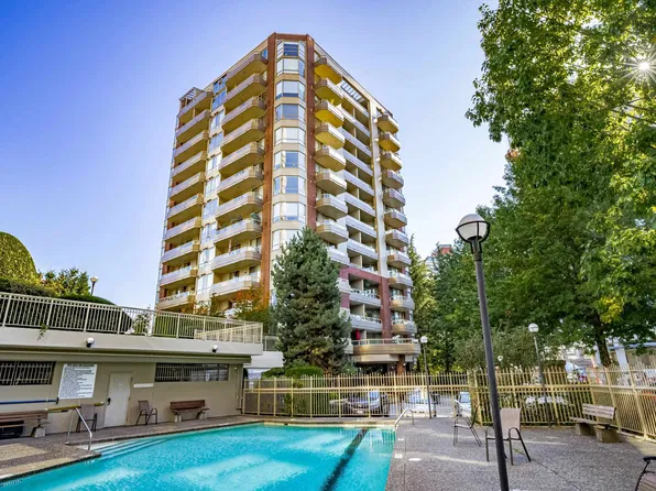 728 Farrow St #403, Coquitlam, BC V3J 3S6