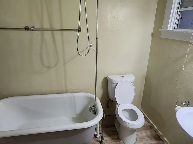 1433 Court St #1-4 — Photo 7