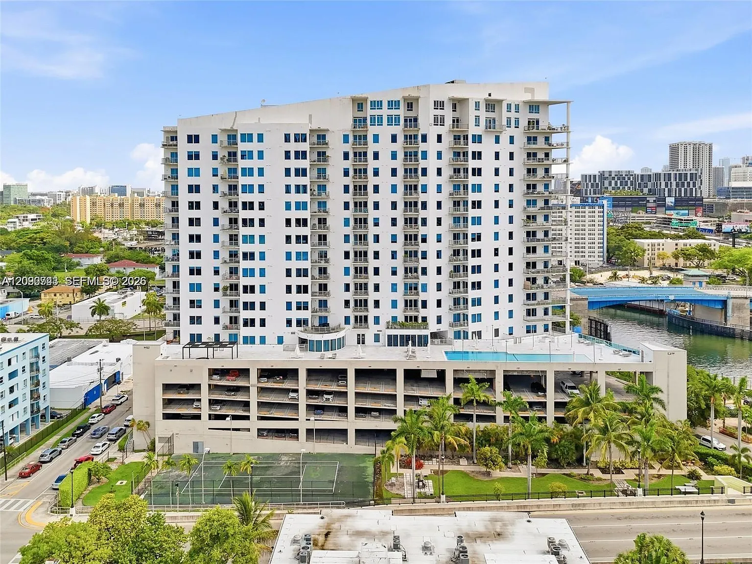 Neo Condo — Photo 1