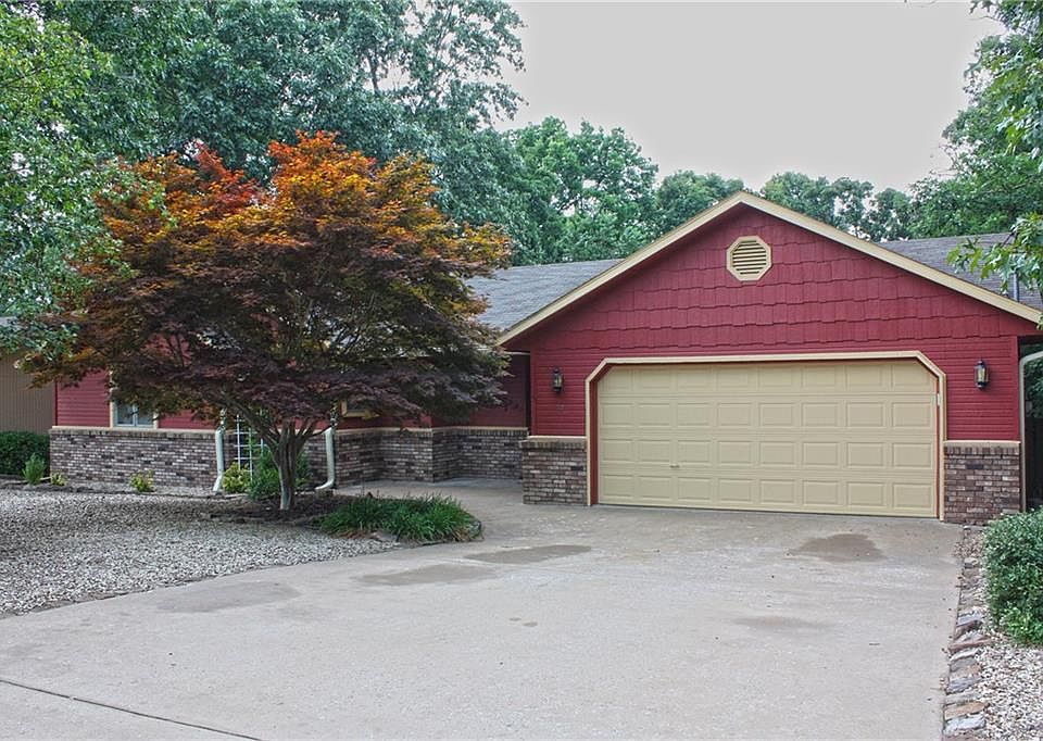 1st image of 32 Lonsdale Dr