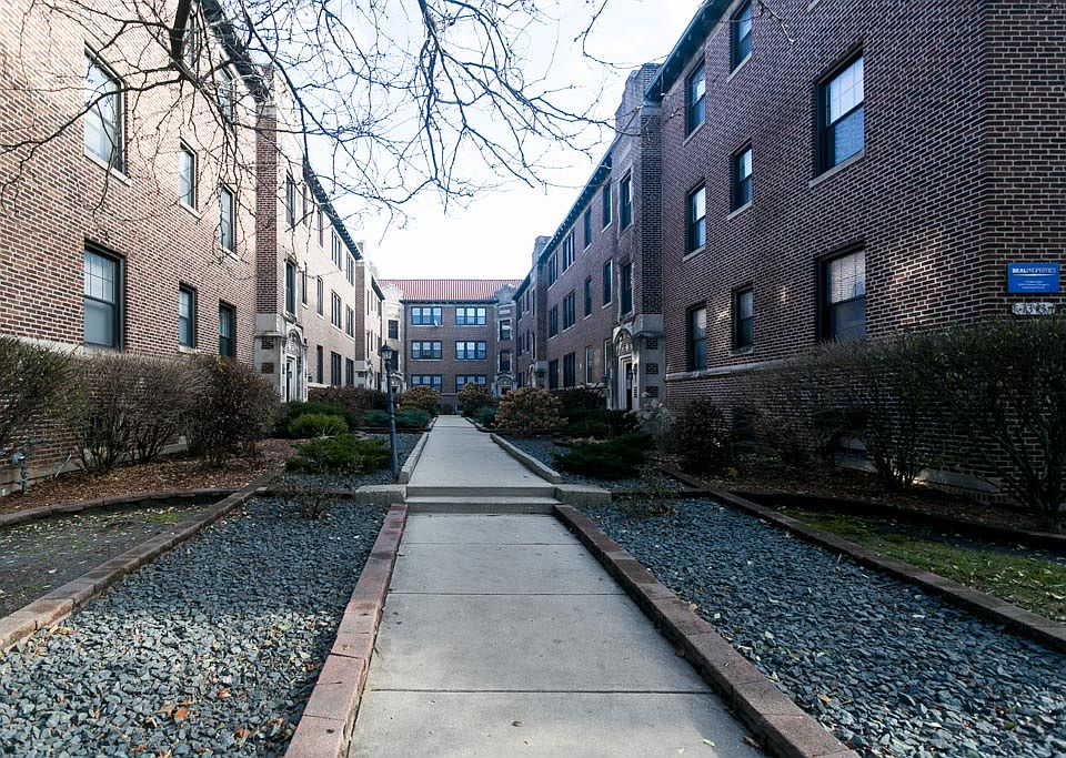 1st image of 1321 Oak Ave APT 2B