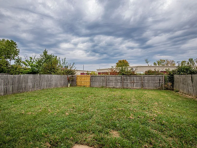131 Foxglove St — Photo 14