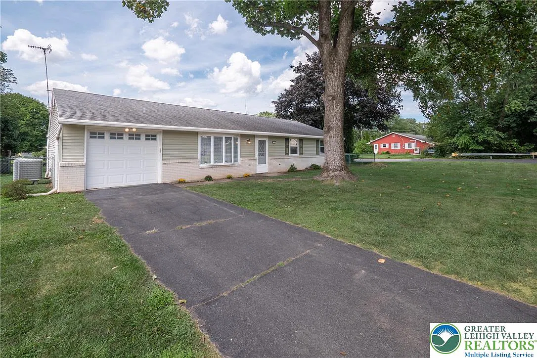 3 bed, 1.0 bath, 1232 sqft, $2,600 — Photo 2
