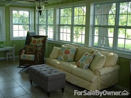 Sunroom : airy, lots of light, great for relaxing and entertaining
