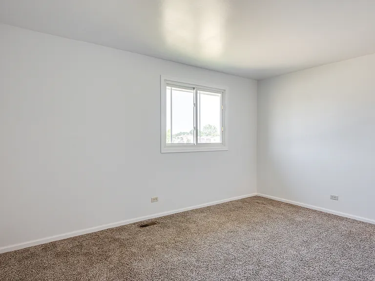 889 Heatherbrook Ct — Photo 12