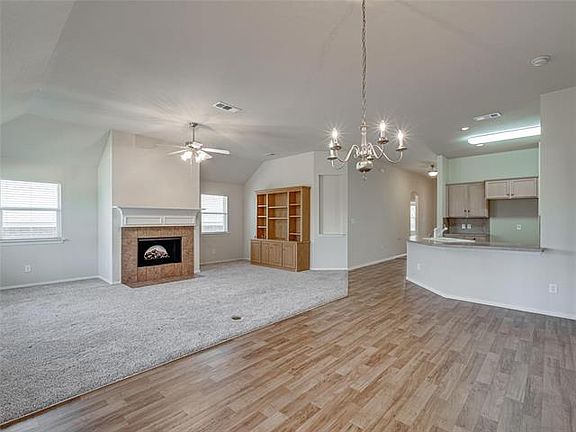4th image of 2836 Greenway Dr