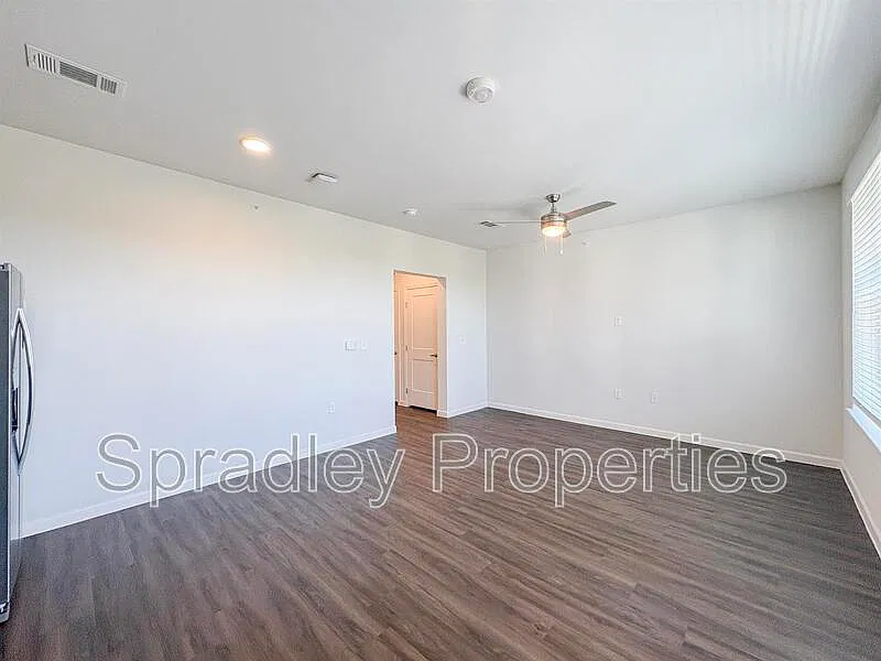 1 bed, 1.0 bath, 733 sqft, $1,300 — Photo 3
