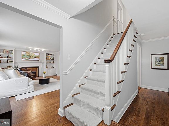 3rd image of 601 Cedar Ln