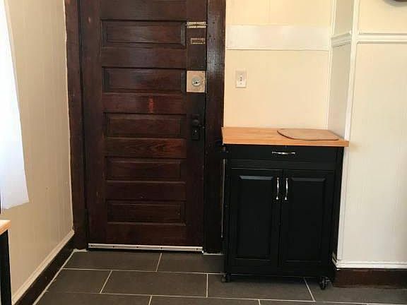 3rd image of 218 E Myrtle Ave