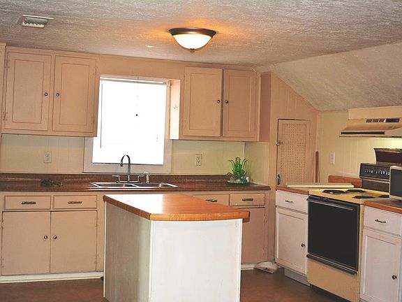 3rd image of 418 Lazy River Ln