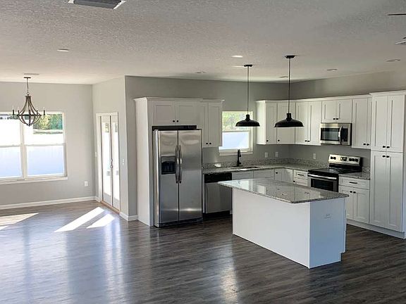 3rd image of 173 SW Cherry Blossom Way