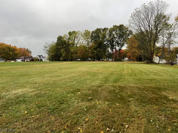 Bender St NE, Navarre, OH 44662