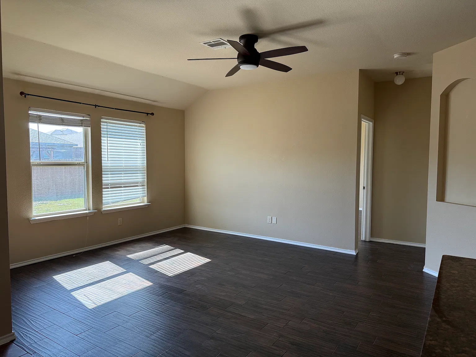4 bed, 2490 sqft, $2,500 — Photo 4